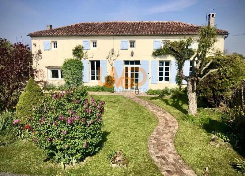 Maison - 232 m² - 8 pièces