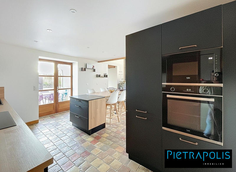 Maison - 277 m² - 9 pièces