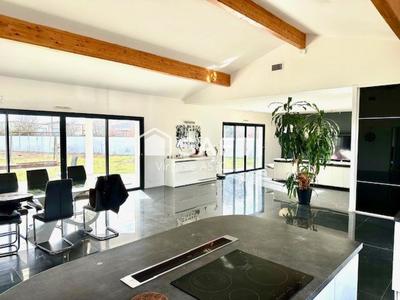 Maison - 198 m² - 5 pièces