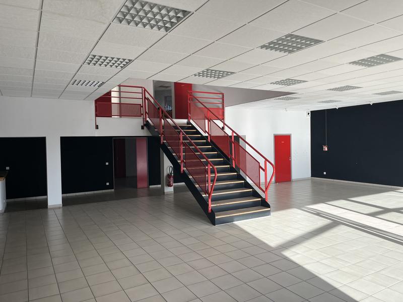Local d'activités - 1 205 m²