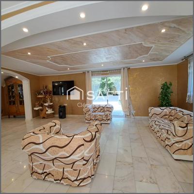 Maison - 213 m² - 7 pièces