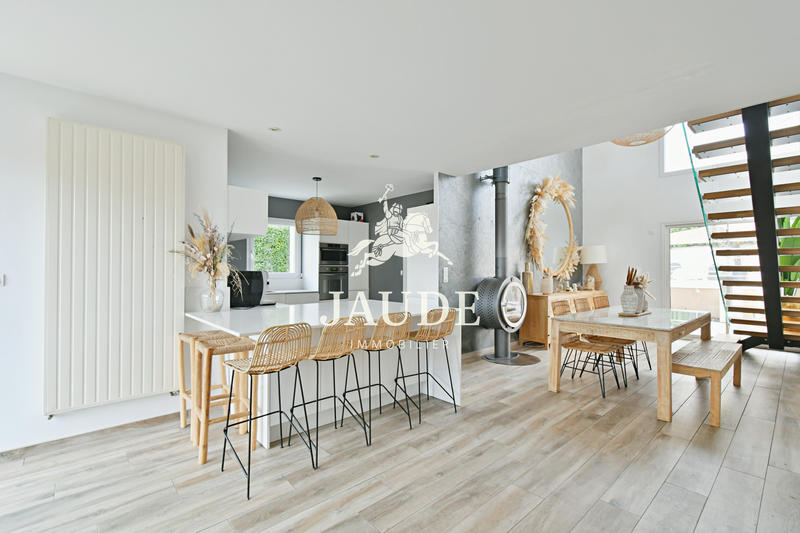 Maison - 236 m² - 9 pièces