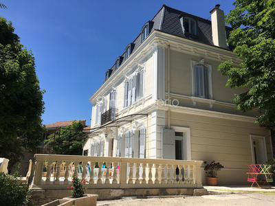 Propriété - 350 m² - 9 pièces