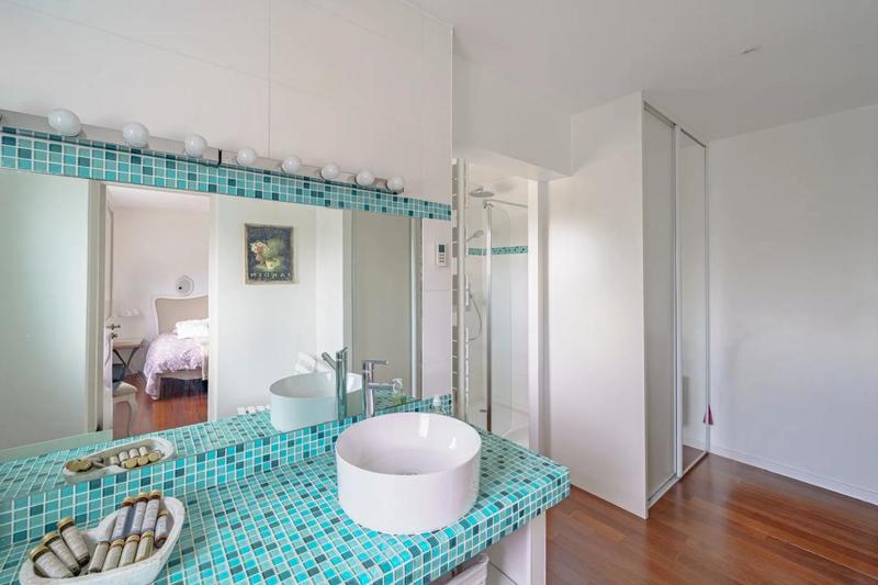 Maison - 335 m² - 12 pièces