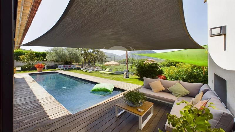 Maison - 1 100 m² - 4 pièces