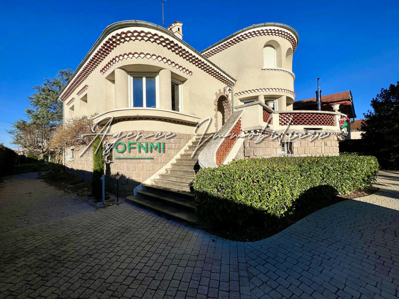 Maison - 275 m² - 8 pièces