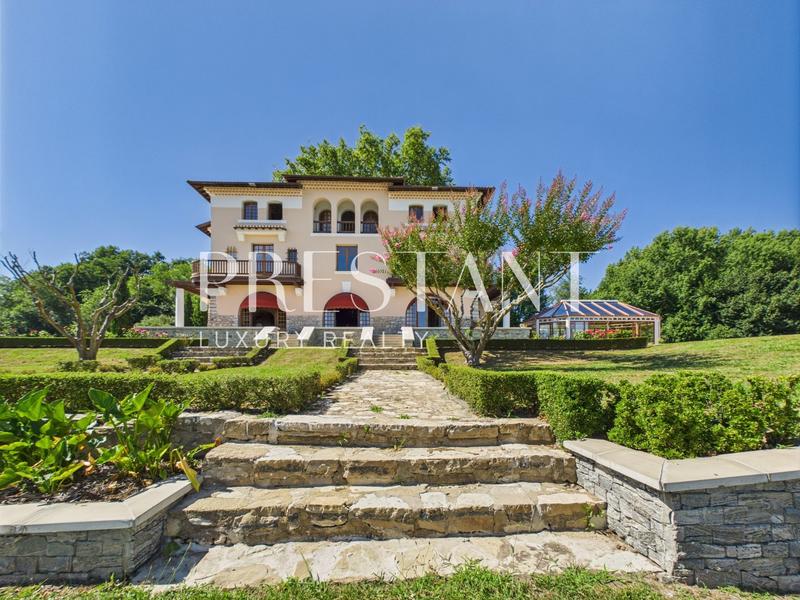 Maison - 470 m² - 15 pièces