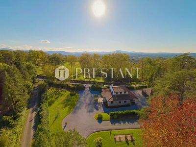 Maison - 550 m² - 12 pièces