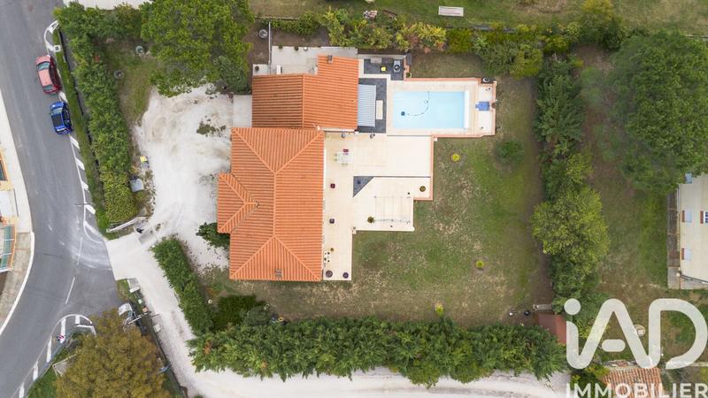 Maison - 210 m² - 7 pièces