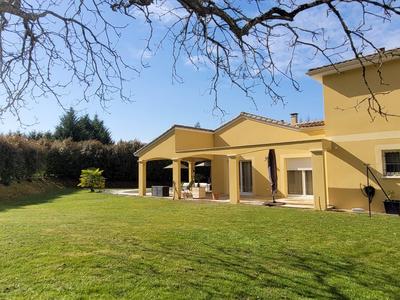 Maison - 210 m² - 9 pièces