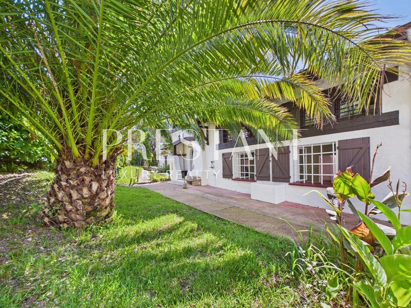 Maison - 256 m² - 12 pièces