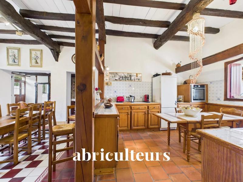 Propriété - 235 m² - 8 pièces