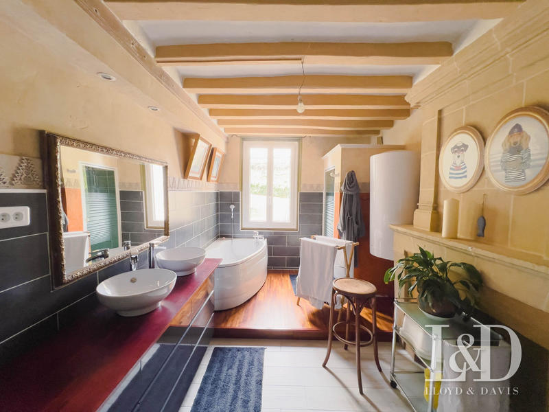 Maison - 205 m² - 12 pièces