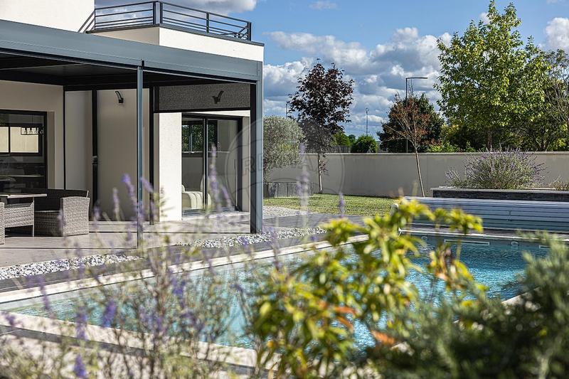 Maison - 222 m² - 7 pièces