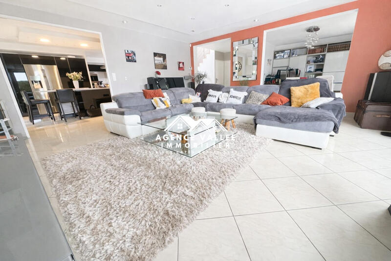 Maison - 238 m² - 9 pièces