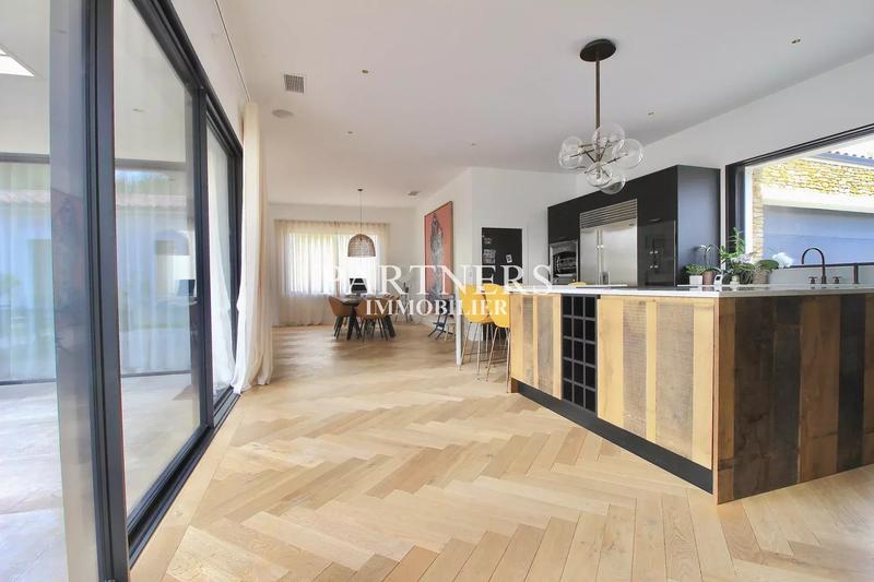 Maison - 285 m² - 8 pièces