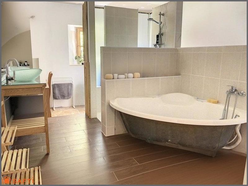 Maison - 250 m² - 7 pièces