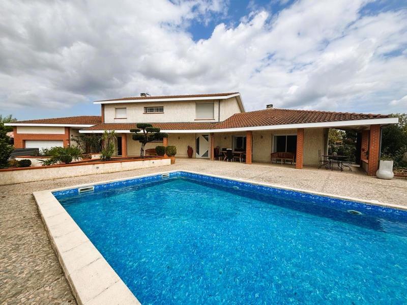 Maison - 254 m² - 6 pièces