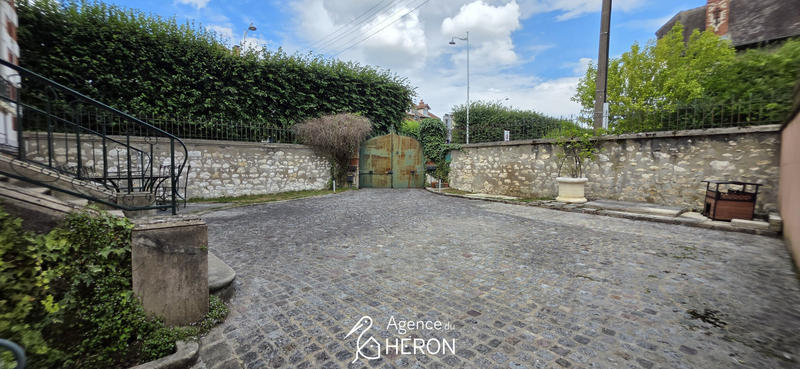 Maison - 240 m² - 9 pièces