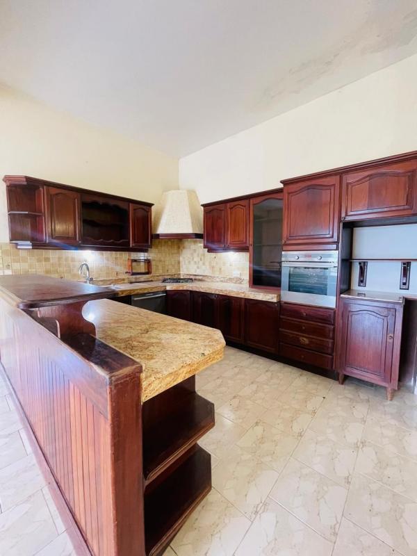 Maison - 360 m² - 10 pièces