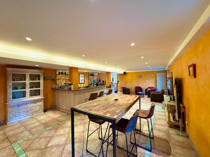 Maison de ville - 373 m² - 10 pièces