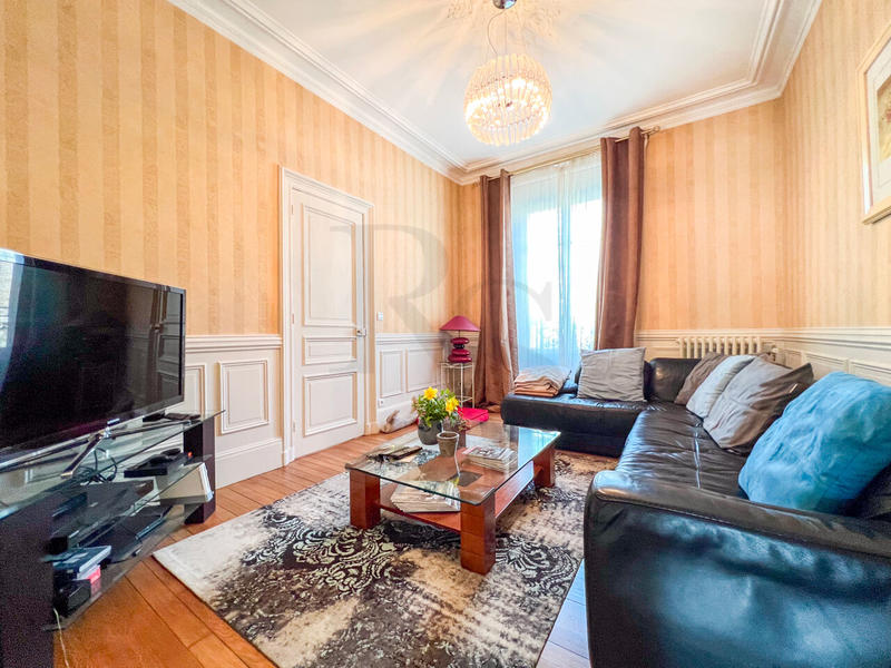 Maison - 235 m² - 10 pièces