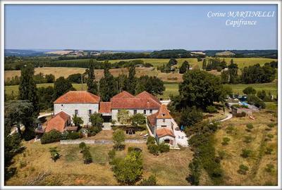 Propriété - 885 m² - 22 pièces