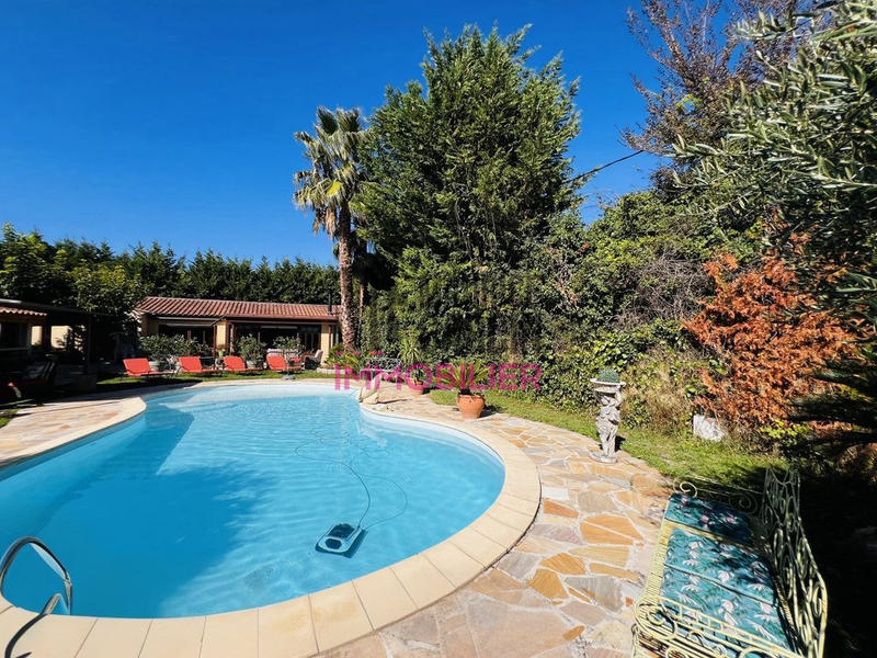 Maison - 223 m² - 9 pièces