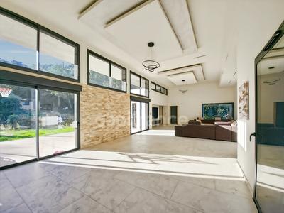 Maison - 225 m² - 7 pièces