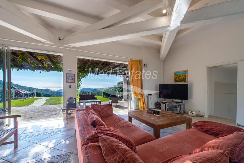 Propriété - 400 m²