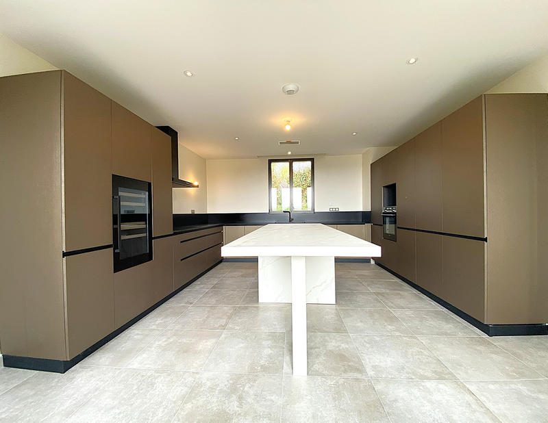 Propriété - 354 m² - 8 pièces