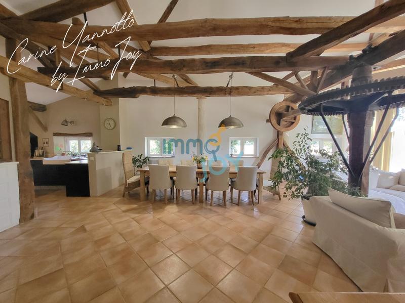 Maison - 240 m² - 8 pièces