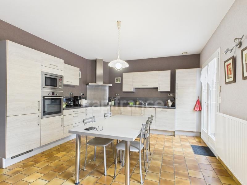 Propriété - 241 m² - 9 pièces