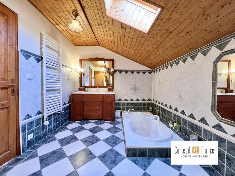 Maison - 270 m² - 5 pièces