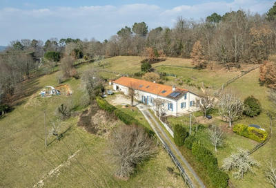 Maison - 216 m² - 9 pièces