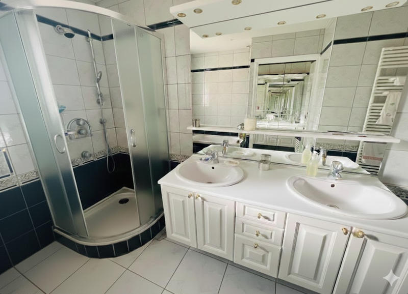 Maison - 202 m² - 6 pièces