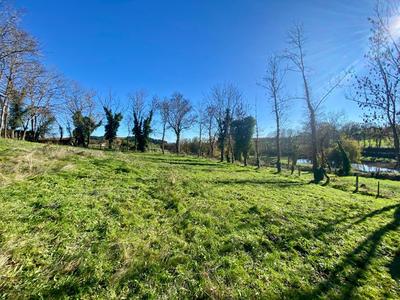 Terrain constructible - 1 325 m²