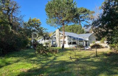 Maison - 235 m² - 6 pièces