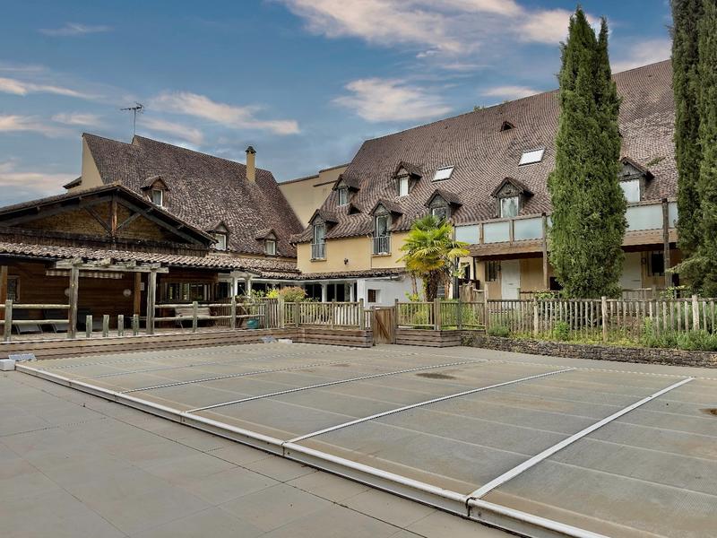 Maison - 1 700 m² - 45 pièces