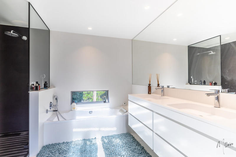 Maison contemporaine - 306 m² - 8 pièces