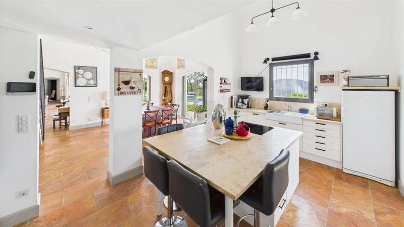 Maison - 250 m² - 8 pièces