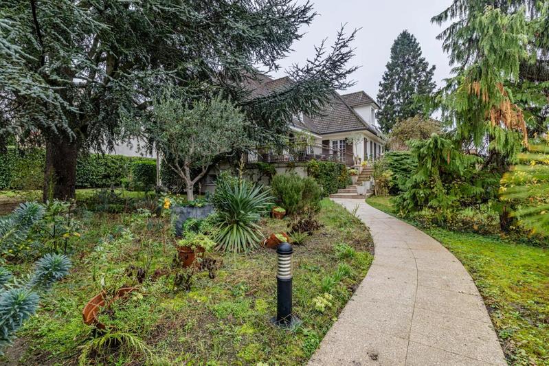 Maison - 220 m² - 7 pièces