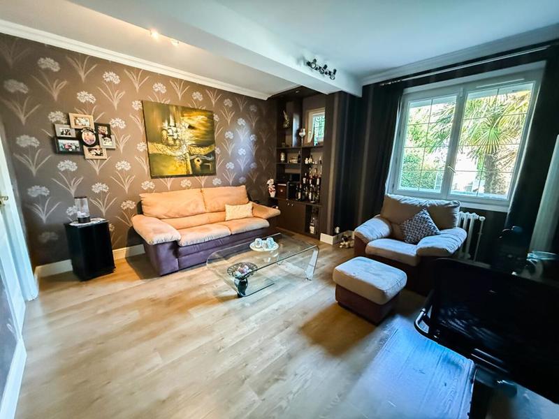 Maison - 220 m² - 12 pièces