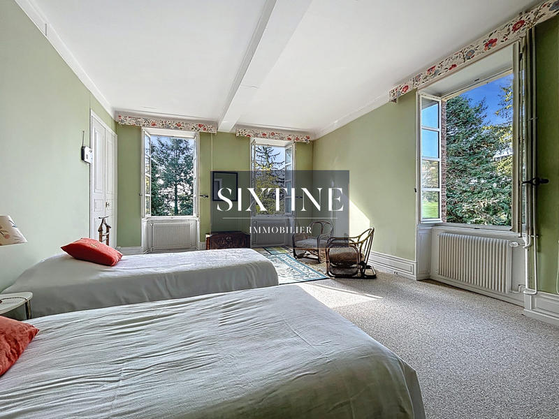 Maison - 312 m² - 9 pièces