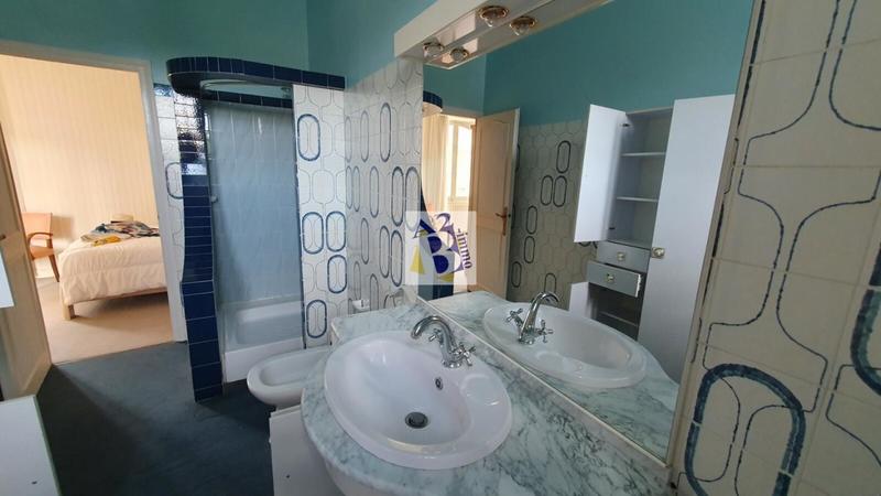 Maison - 221 m² - 9 pièces