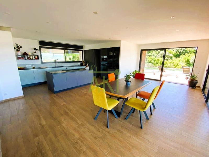 Maison contemporaine - 289 m² - 7 pièces