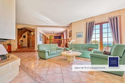 Maison - 210 m² - 9 pièces