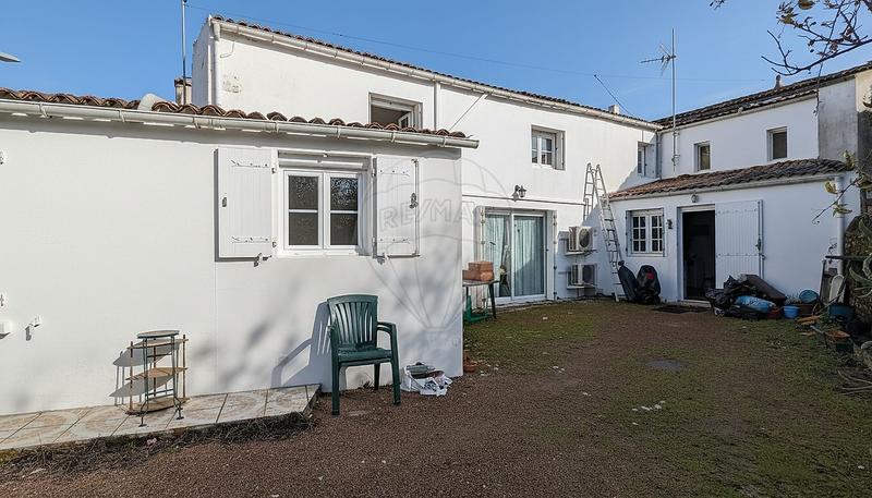 Maison - 280 m² - 10 pièces