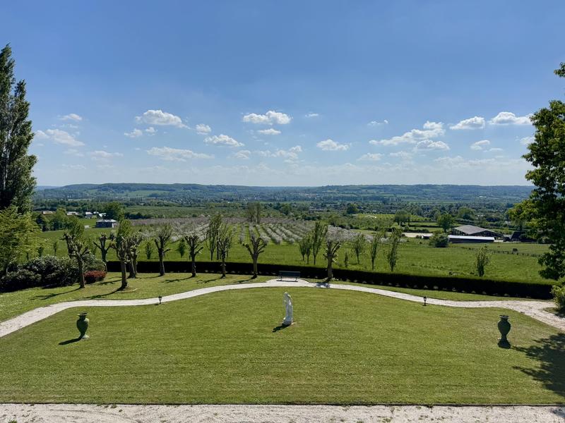 Maison - 1 085 m² - 15 pièces