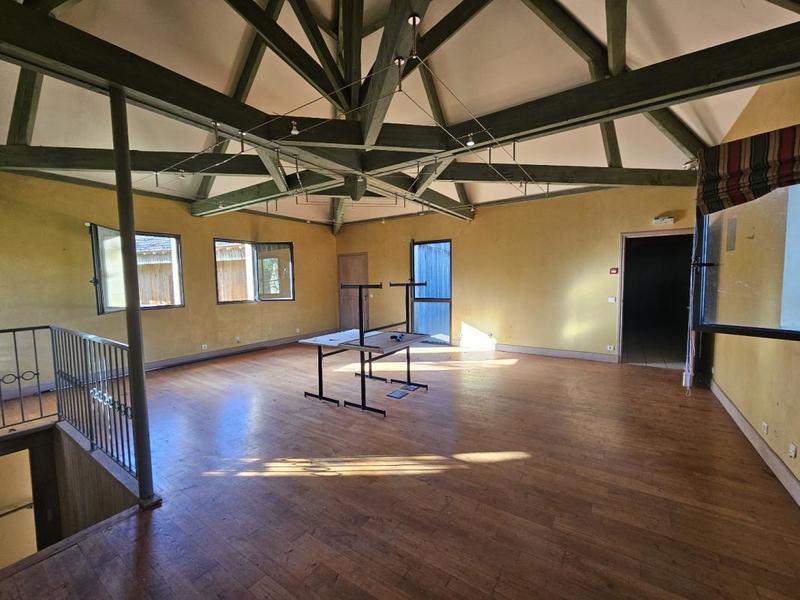 Maison - 2 135 m² - 52 pièces